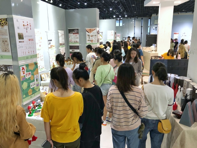 组织新生参观2019年四川省大学生工业设计大赛决赛作品展